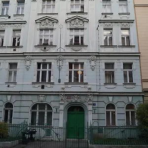 https://apt-smeralova.praguehotelsweb.com