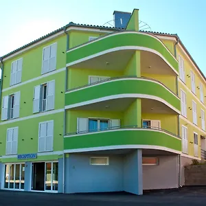 https://apartments-villa-oliva-premantura.in-istria.net