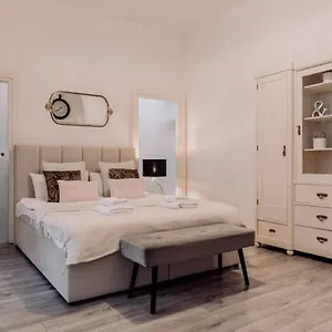 Wenceslas Square / Main Station - New Studio***** Praga