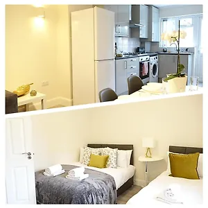 The Close Airport Homestay Harmondsworth