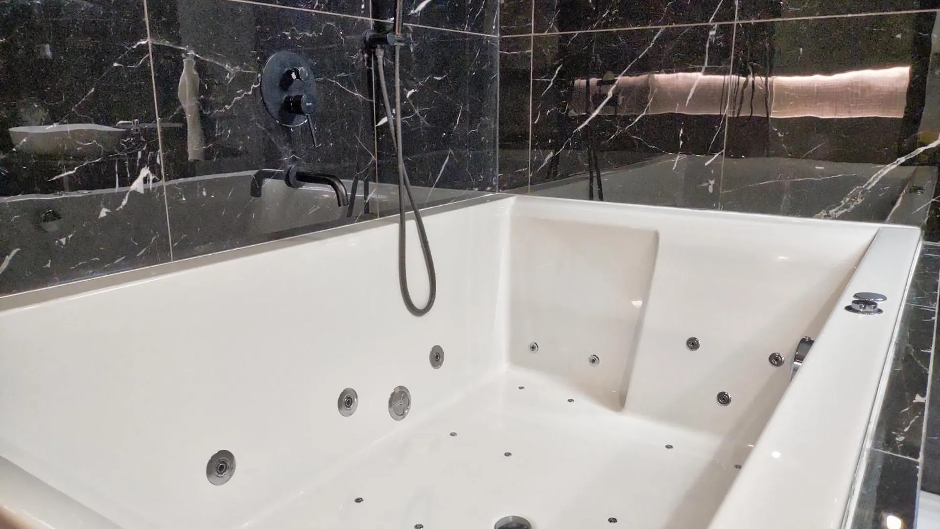 Boutique Apartment Owned By Emperor Peter The Great With 2 Balconies & Jacuzzi Karlsbad Tschechische Republik