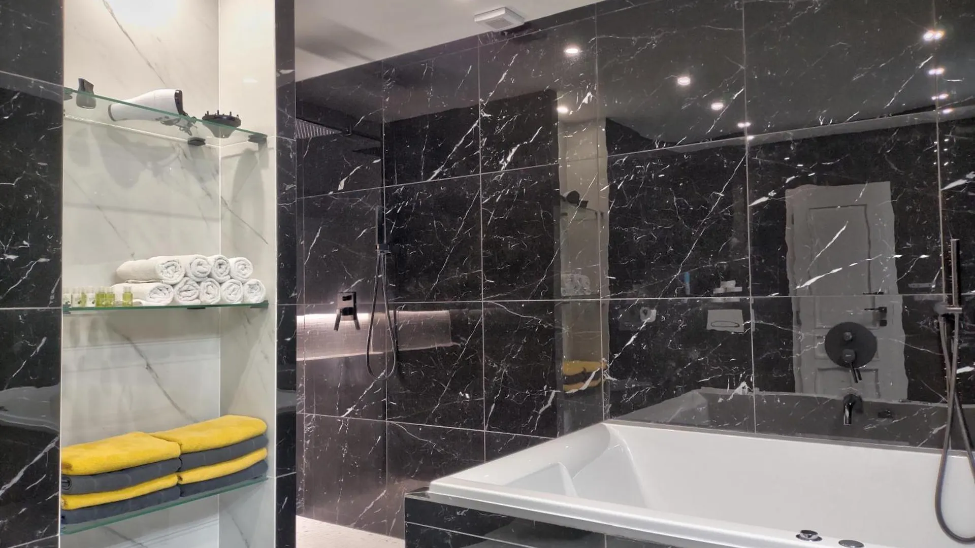 Boutique Apartment Owned By Emperor Peter The Great With 2 Balconies & Jacuzzi Karlsbad