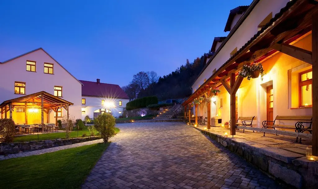 Dvur Stran & Wellness Hotel Karlovy Vary 3*,