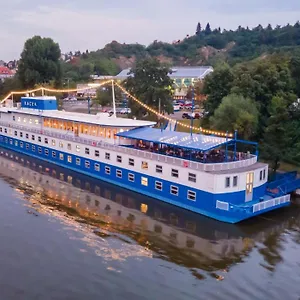 Hotel en barco Racek