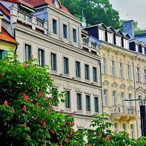 Renesance Krasna Kralovna Карловы Вары
