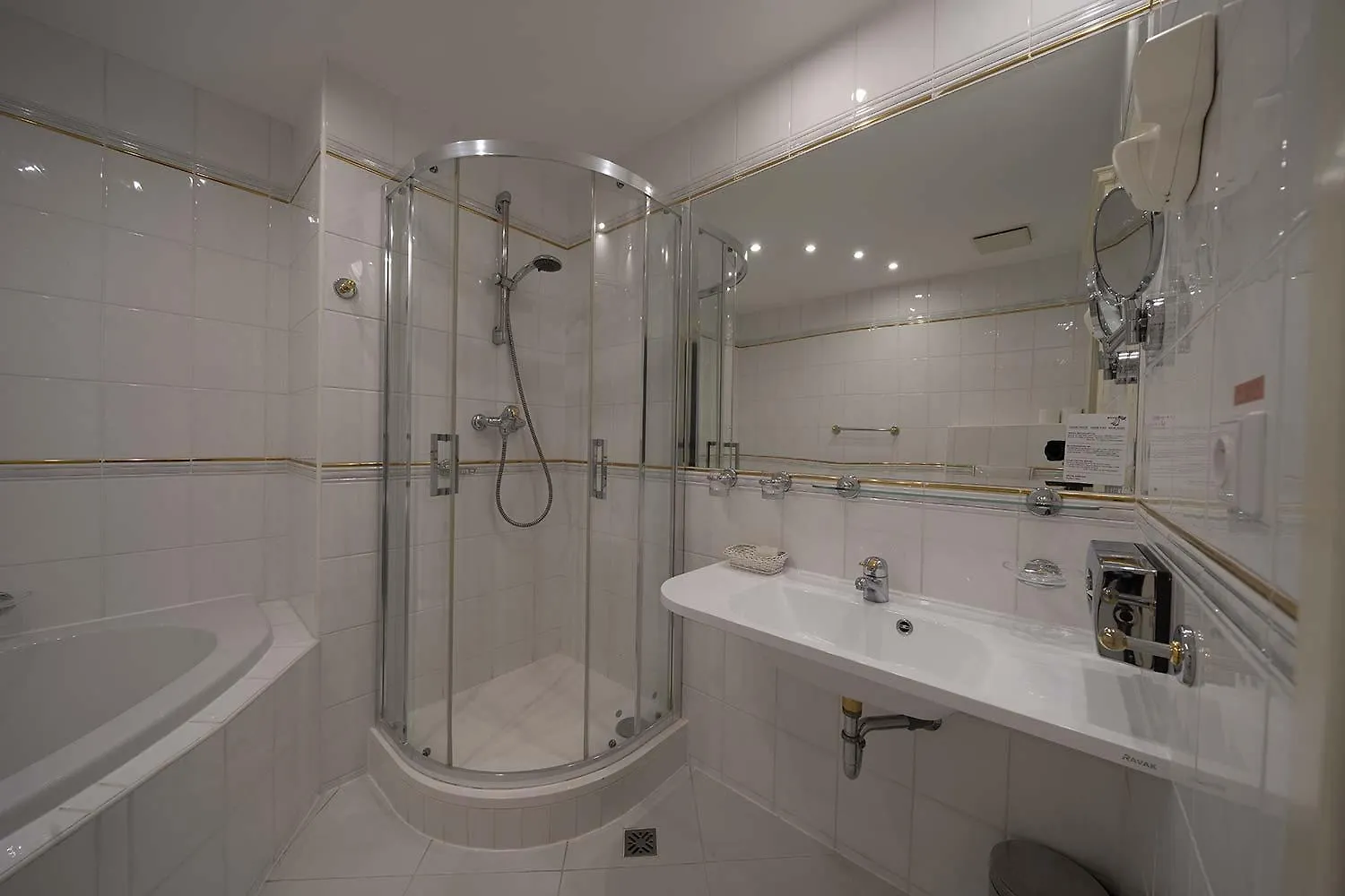 Hotel Embassy Karlsbad 4*,