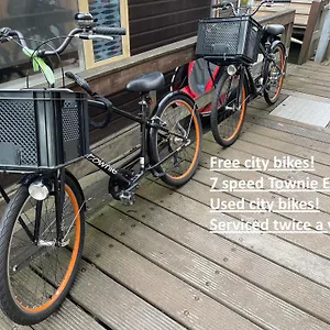 https://houseboat-apartment-with-water-terrace-free-bikes-fast-wifi.amsterdamhotelsnl.com