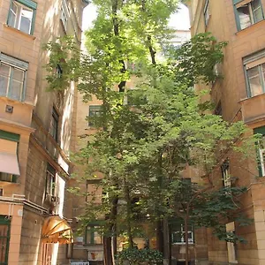 elvis-guesthouse.inbudapesthotels.com/
