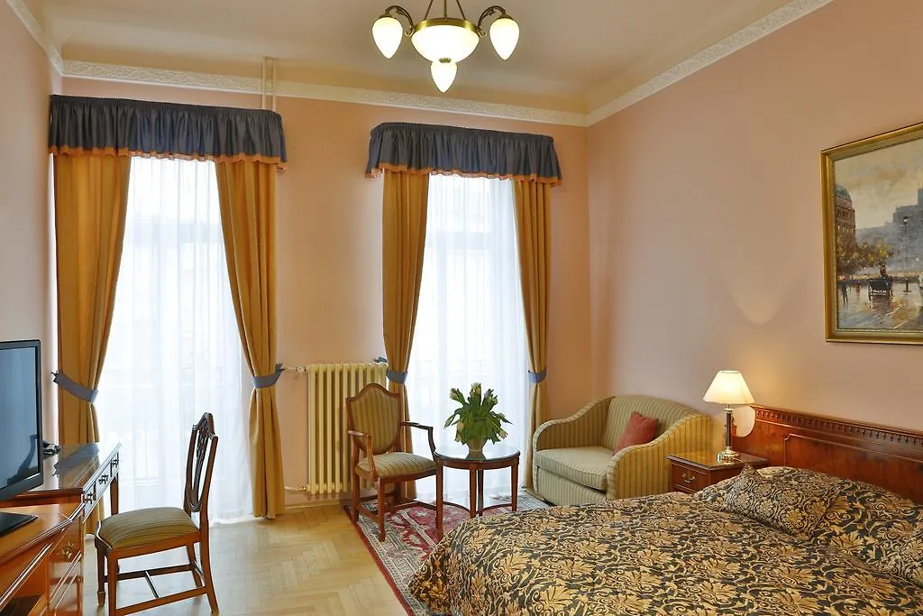 Hotel Kolonada Karlovy Vary 4*,