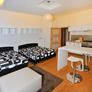 https://apartment-elisky-krasnohorske.praguehotelsweb.com