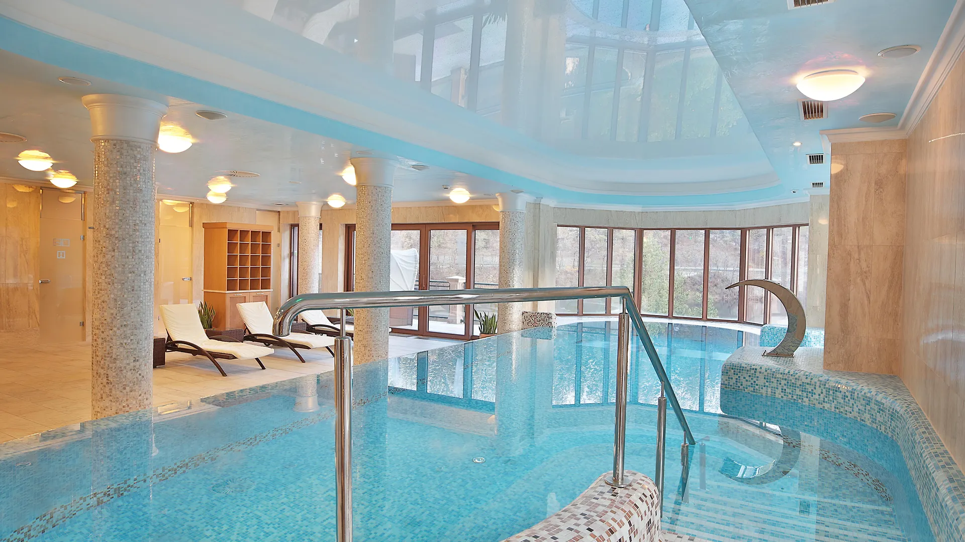 Retro Riverside Wellness Resort Karlowe Wary 5*,