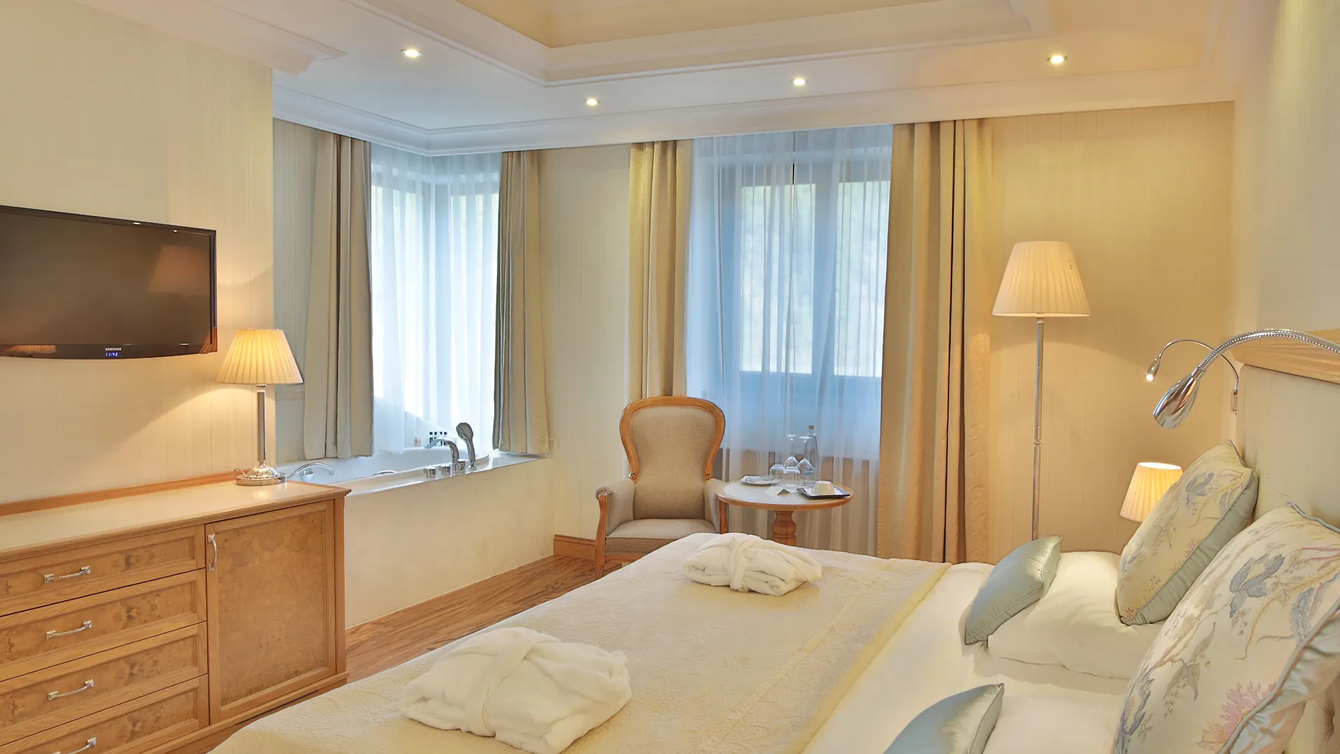 Retro Riverside Wellness Resort Karlovy Vary 5*,