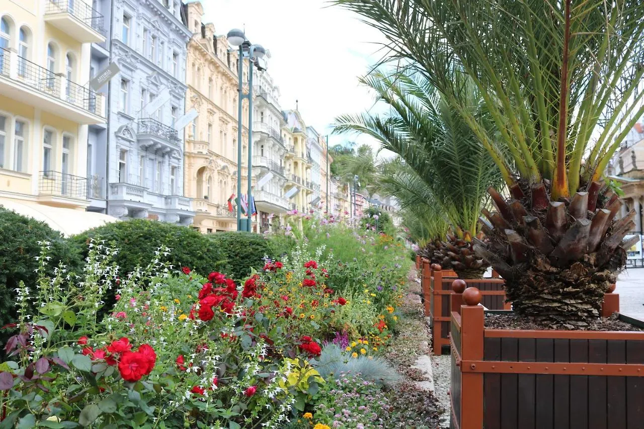 Retro Big Apartment With Two Balconies And Lift Karlsbad