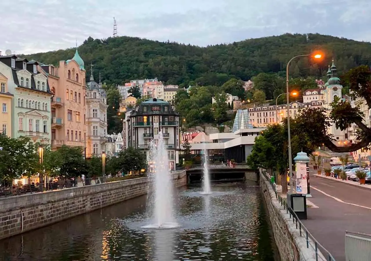 Retro Big Apartment With Two Balconies And Lift Karlsbad