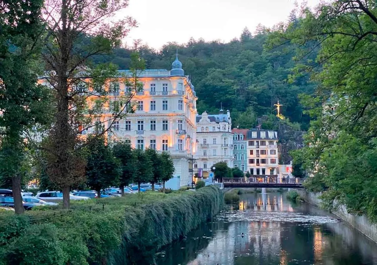 Retro Big Apartment With Two Balconies And Lift Karlsbad