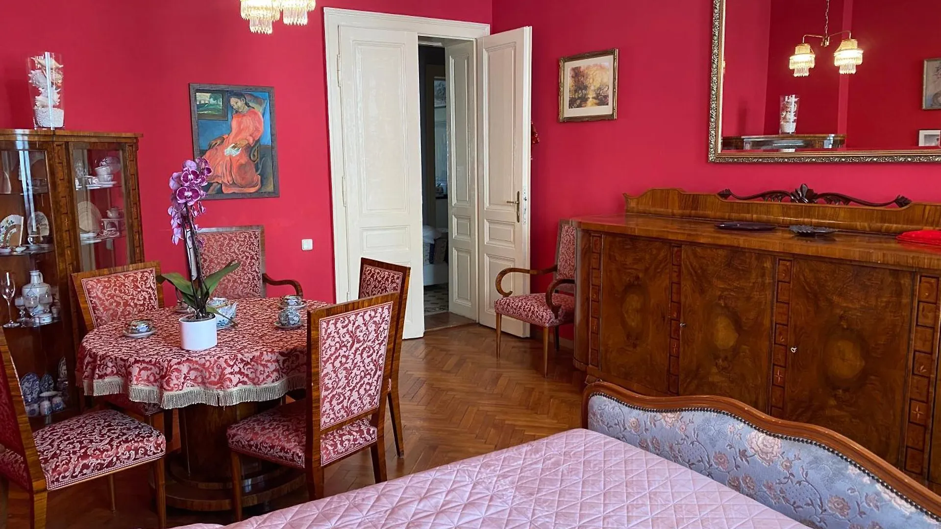Retro Big Apartment With Two Balconies And Lift Karlsbad