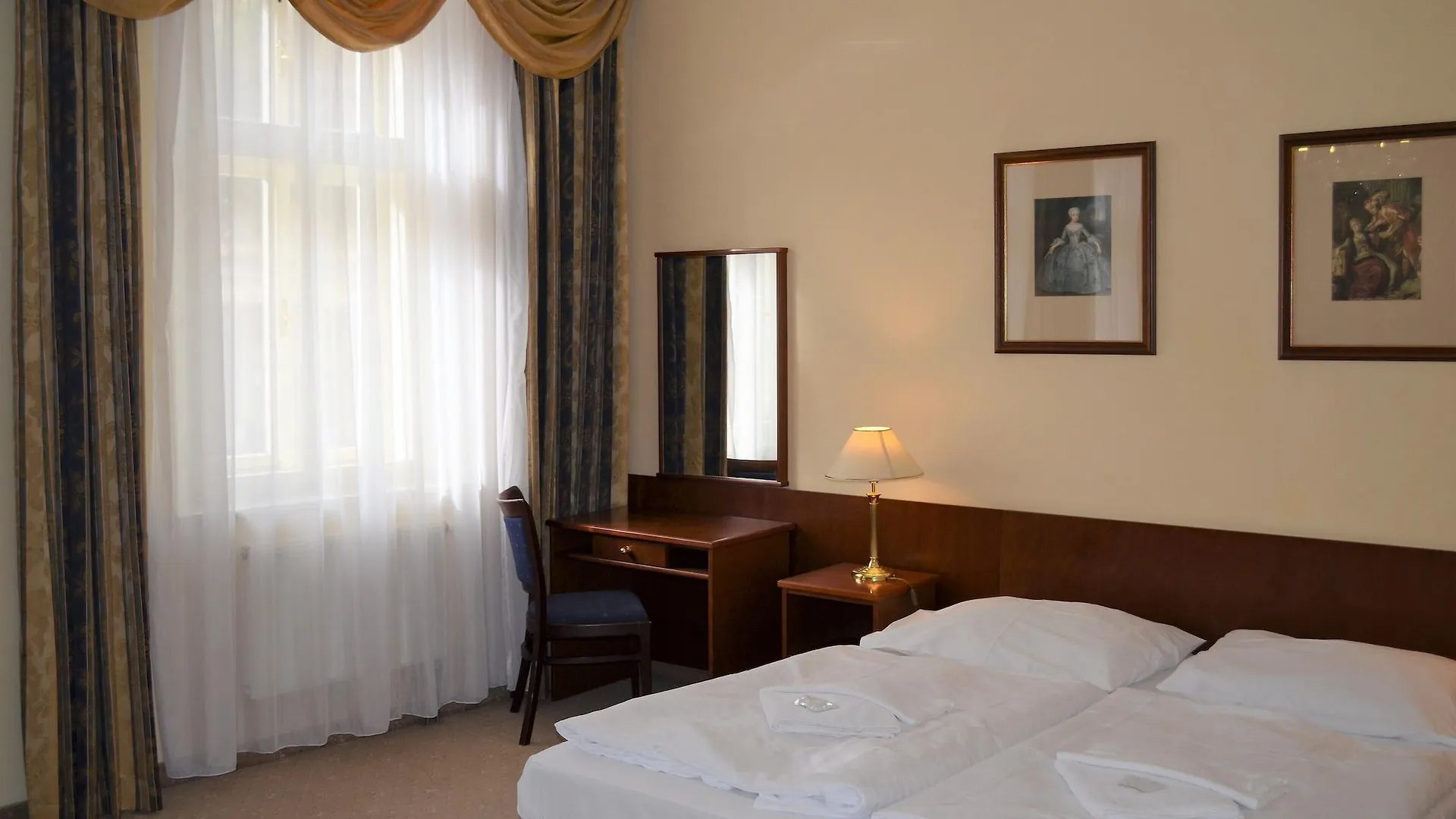 ****  Hotel Petr Karlovy Vary Csehország