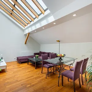https://apartmany-almandine.praguehotelsweb.com