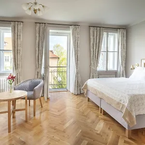 https://at-the-golden-scissors.praguehotelsweb.com